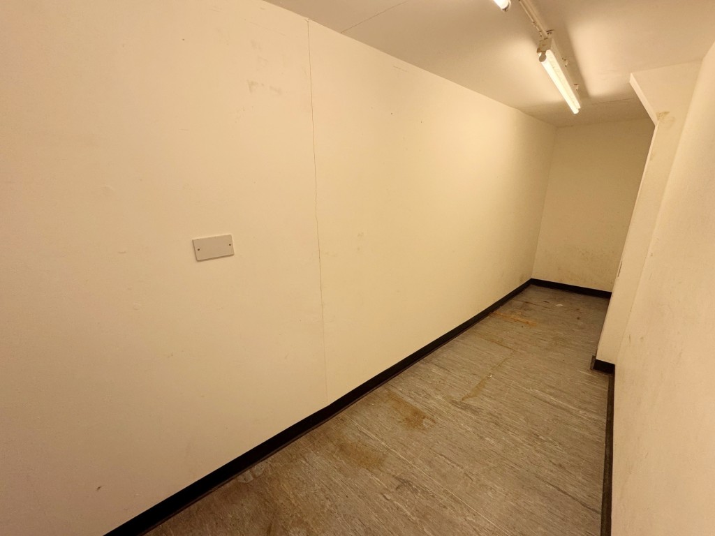 Lot: 42 - FREEHOLD PREMISES IN CENTRAL LOCATION WITH PARKING - Ground floor - store room